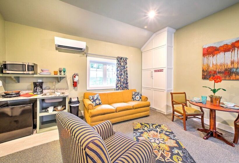 Welcoming Downtown Branson Cottage W/ Pool Access!