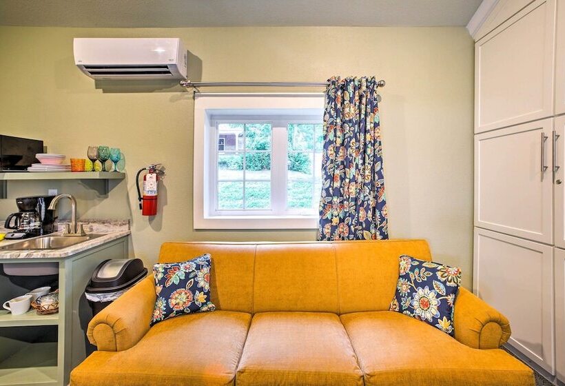 Welcoming Downtown Branson Cottage W/ Pool Access!