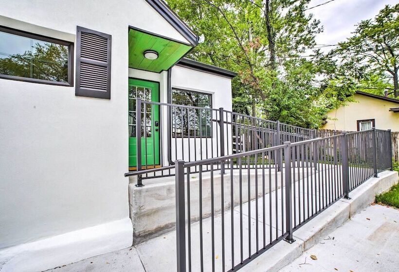 Welcoming Downtown Branson Cottage W/ Pool Access!