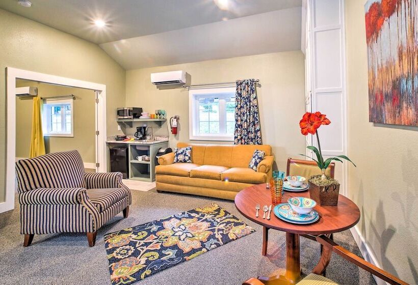 Welcoming Downtown Branson Cottage W/ Pool Access!