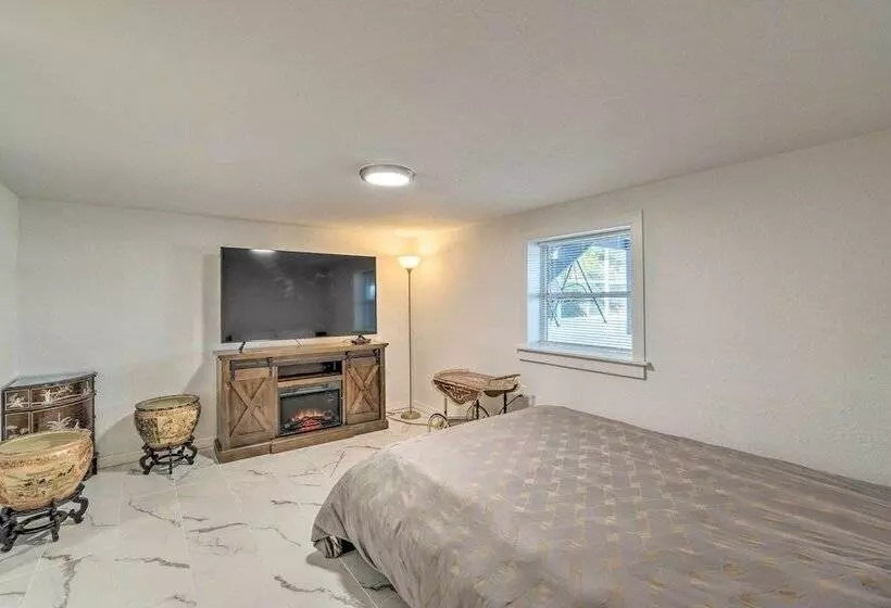 Bayfront Paradise W/ Heated Pool & Balcony!