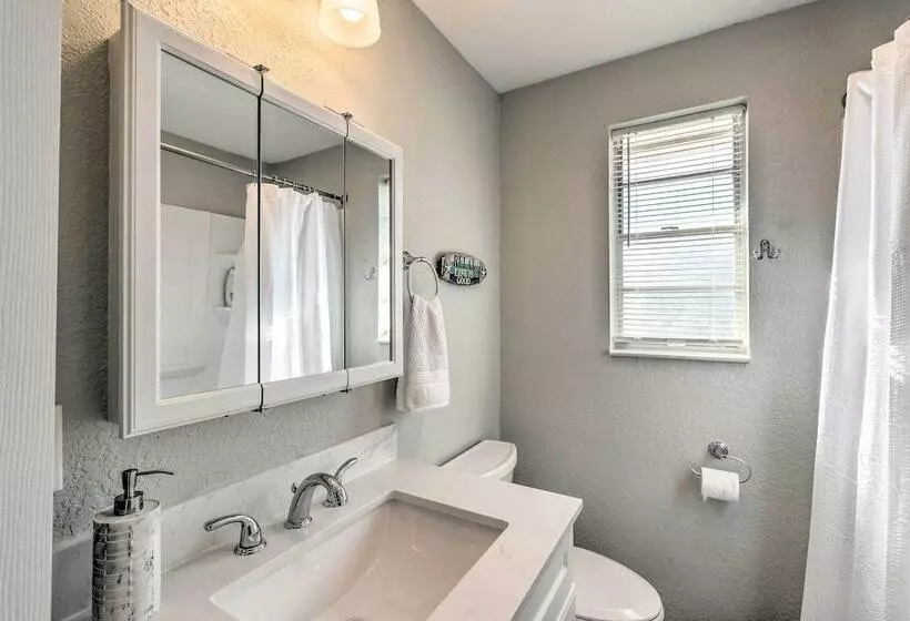 Bayfront Paradise W/ Heated Pool & Balcony!