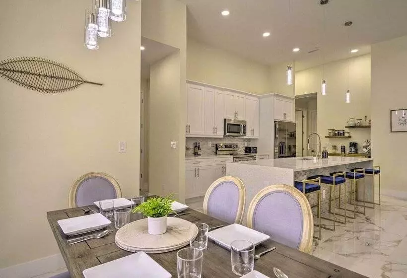 Grill & Pool: Family Home In Peaceful Cape Coral!