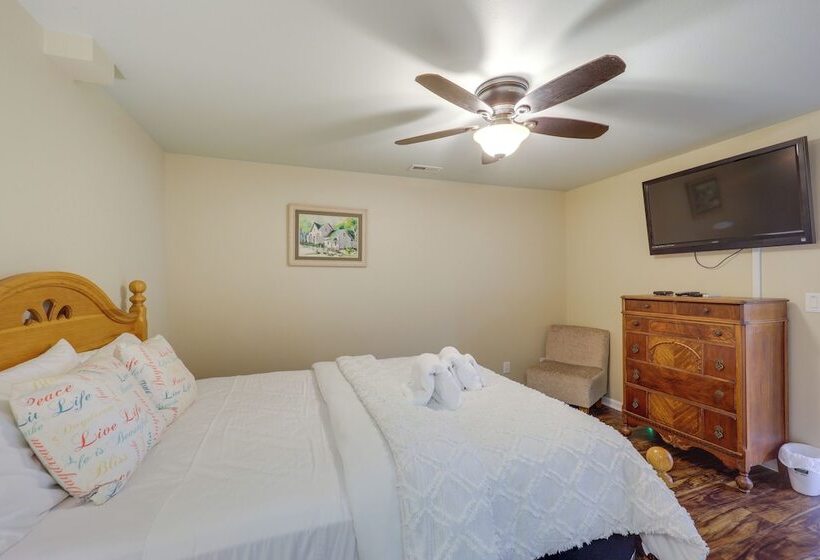 Classy Home W/ Hot Tub + Mt. Jefferson Views!