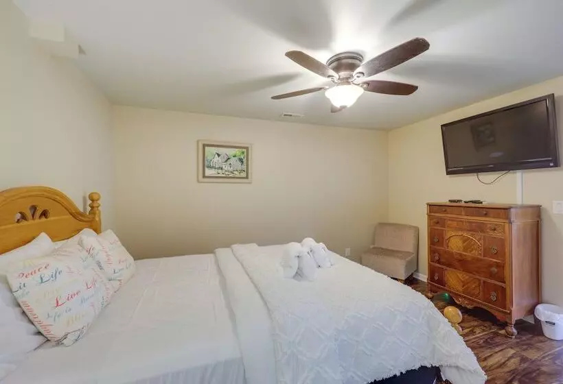 Classy Home W/ Hot Tub + Mt. Jefferson Views!