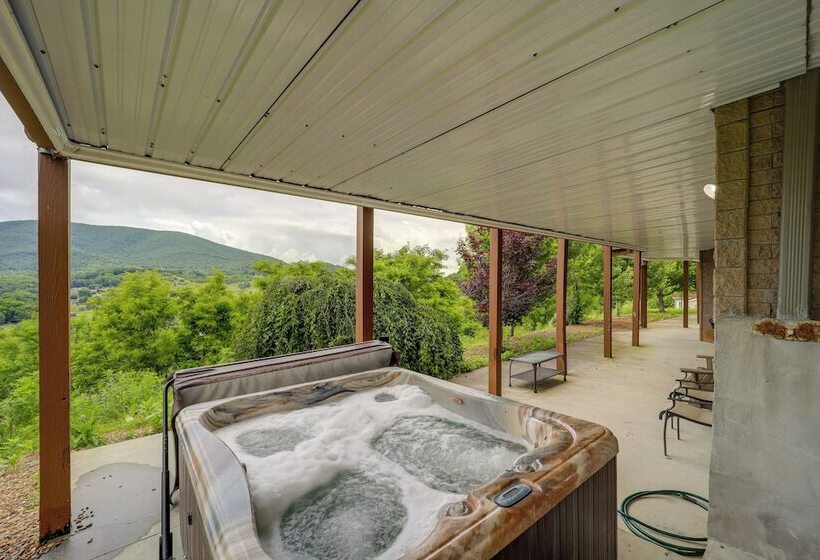 Classy Home W/ Hot Tub + Mt. Jefferson Views!