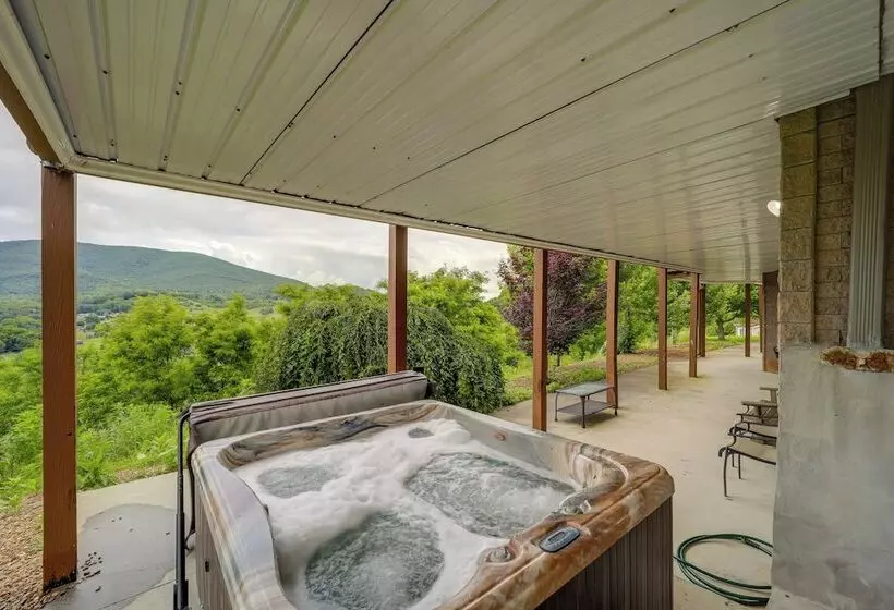 Classy Home W/ Hot Tub + Mt. Jefferson Views!