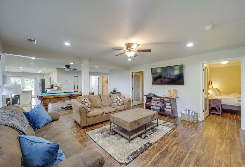 Classy Home W/ Hot Tub + Mt. Jefferson Views!