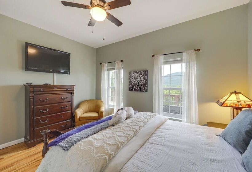 Classy Home W/ Hot Tub + Mt. Jefferson Views!