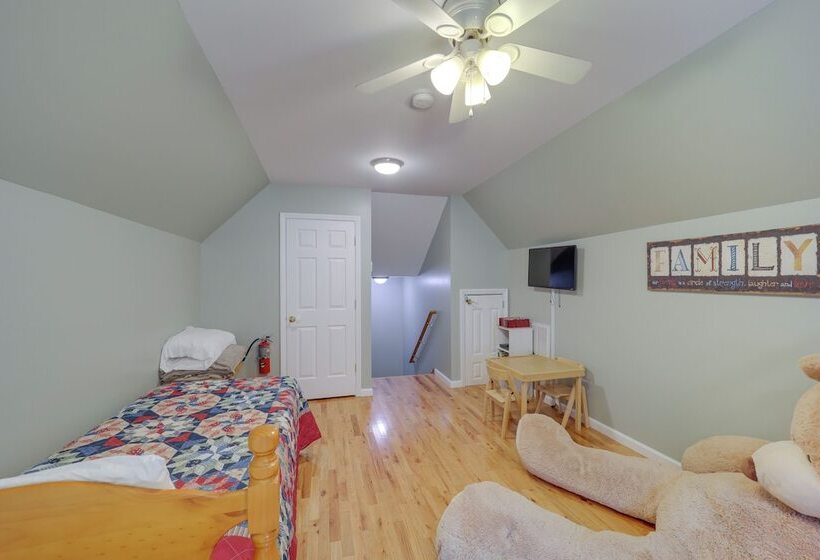 Classy Home W/ Hot Tub + Mt. Jefferson Views!