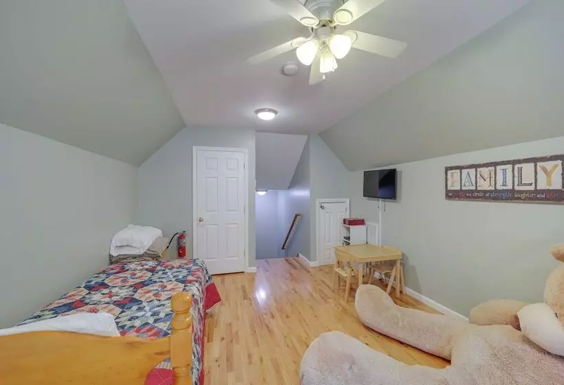 Classy Home W/ Hot Tub + Mt. Jefferson Views!