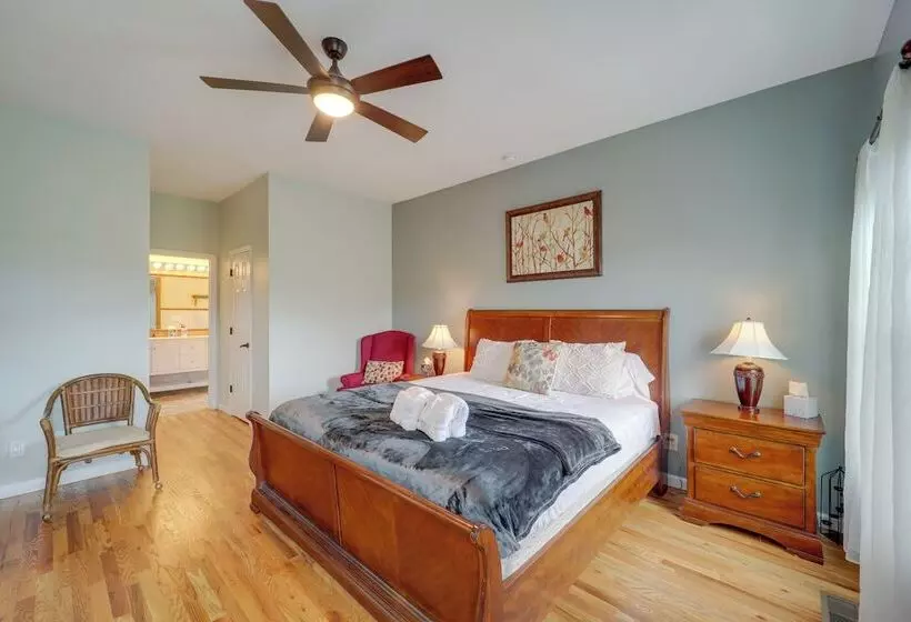 Classy Home W/ Hot Tub + Mt. Jefferson Views!