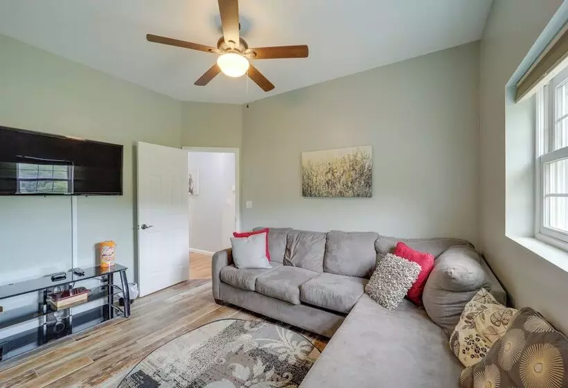 Classy Home W/ Hot Tub + Mt. Jefferson Views!