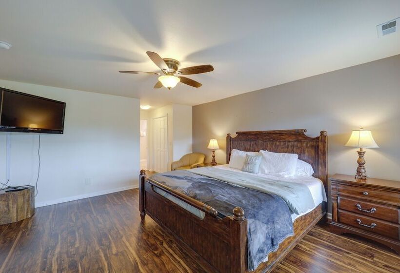 Classy Home W/ Hot Tub + Mt. Jefferson Views!