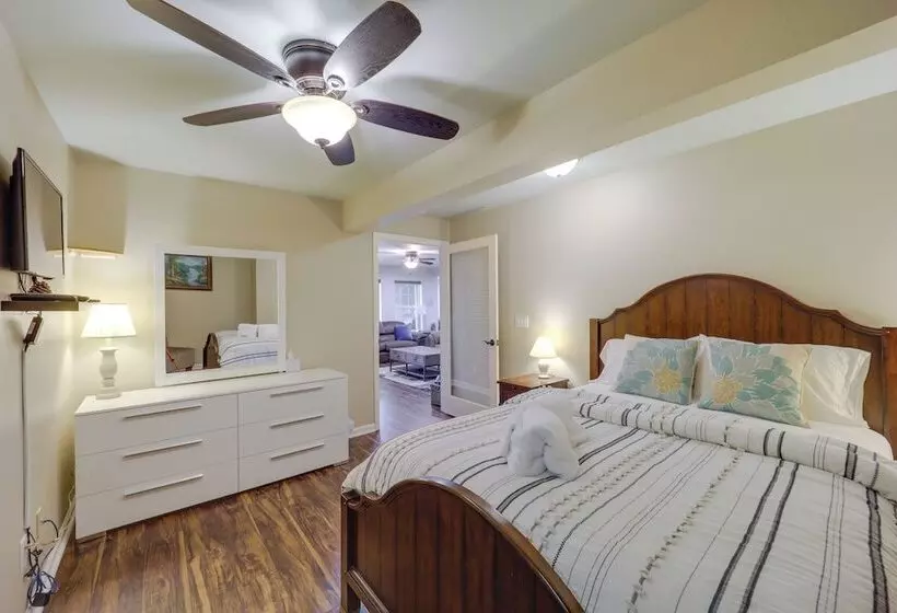 Classy Home W/ Hot Tub + Mt. Jefferson Views!