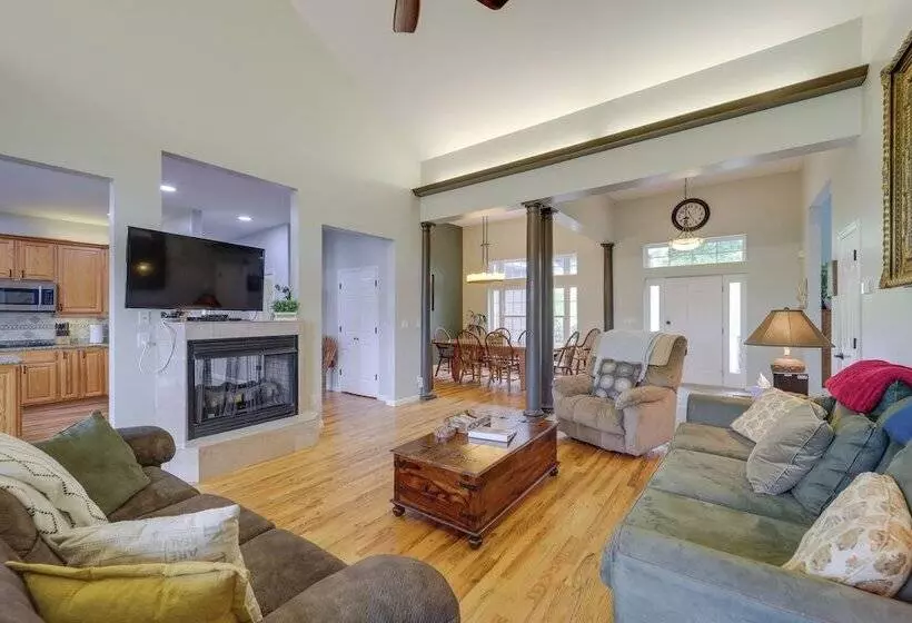 Classy Home W/ Hot Tub + Mt. Jefferson Views!