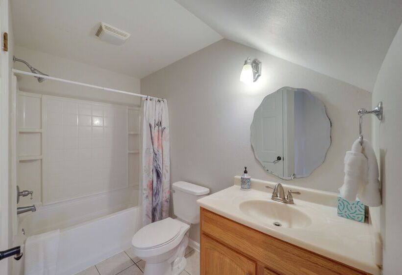 Classy Home W/ Hot Tub + Mt. Jefferson Views!