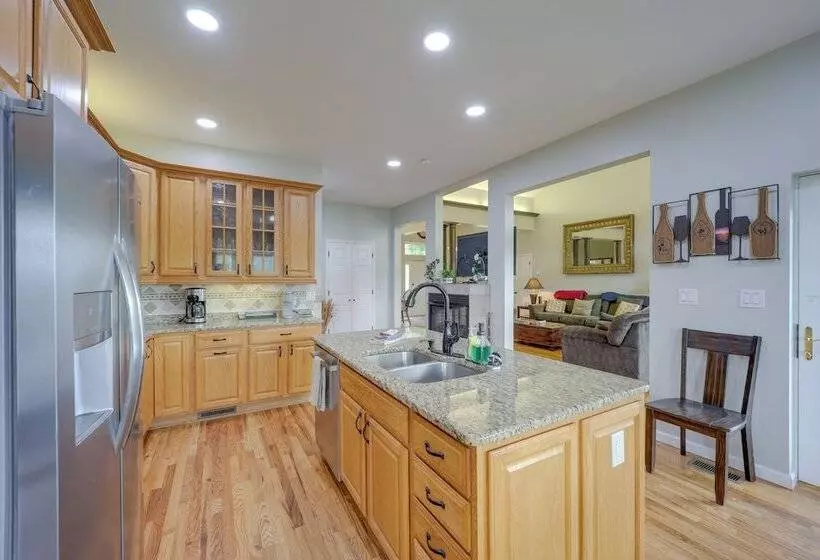 Classy Home W/ Hot Tub + Mt. Jefferson Views!