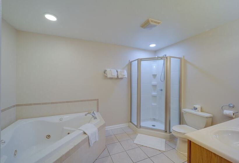 Classy Home W/ Hot Tub + Mt. Jefferson Views!