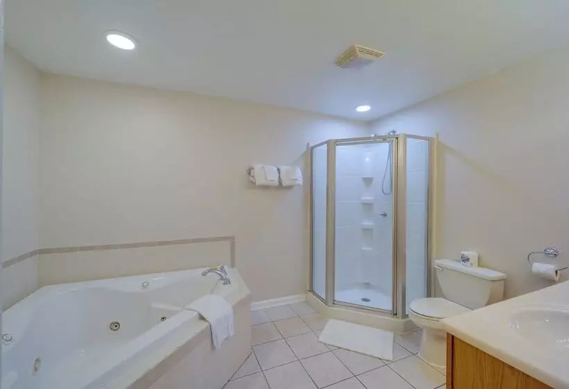 Classy Home W/ Hot Tub + Mt. Jefferson Views!