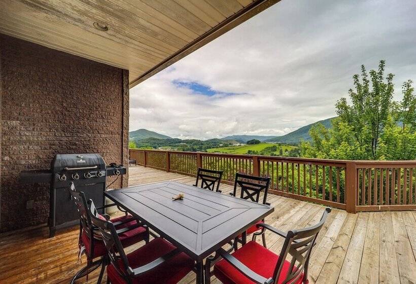 Classy Home W/ Hot Tub + Mt. Jefferson Views!