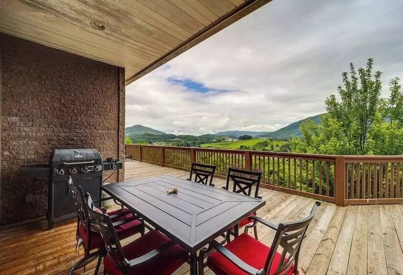 Classy Home W/ Hot Tub + Mt. Jefferson Views!