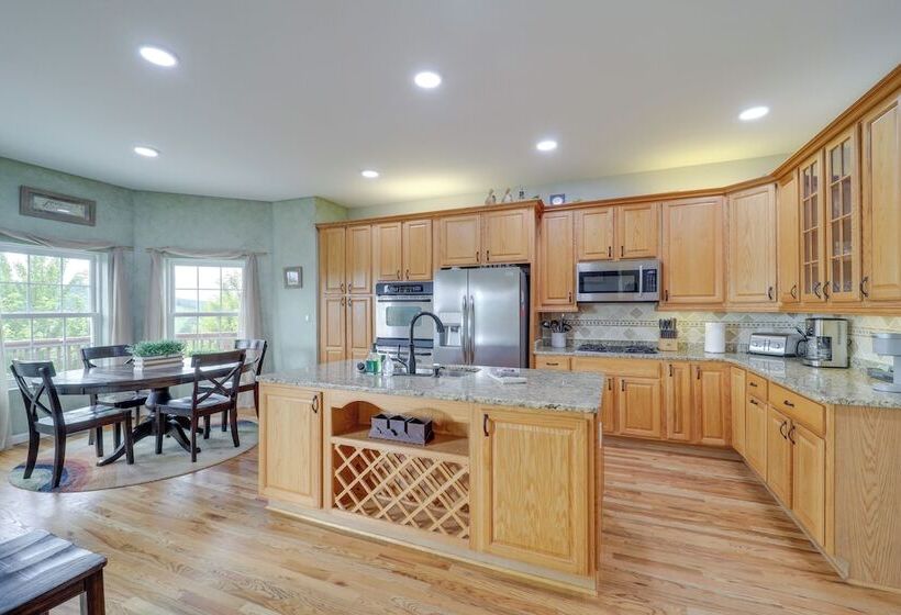 Classy Home W/ Hot Tub + Mt. Jefferson Views!