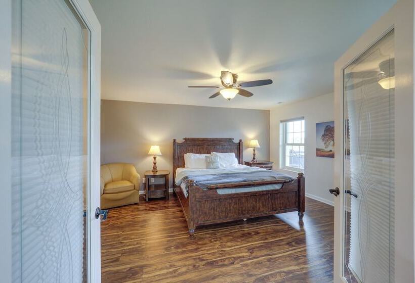 Classy Home W/ Hot Tub + Mt. Jefferson Views!