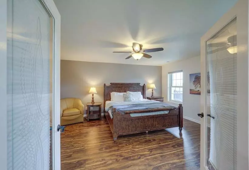 Classy Home W/ Hot Tub + Mt. Jefferson Views!