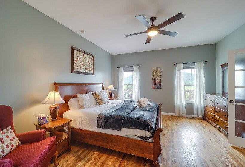 Classy Home W/ Hot Tub + Mt. Jefferson Views!