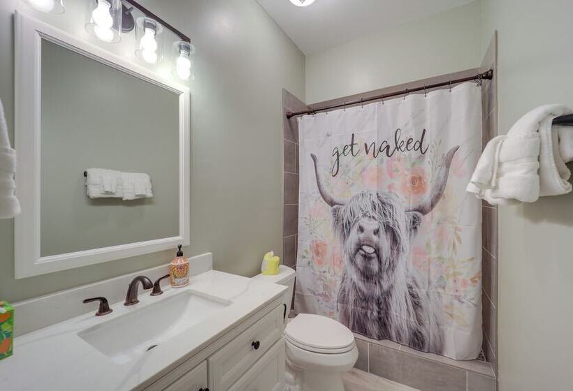 Classy Home W/ Hot Tub + Mt. Jefferson Views!