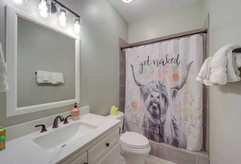 Classy Home W/ Hot Tub + Mt. Jefferson Views!