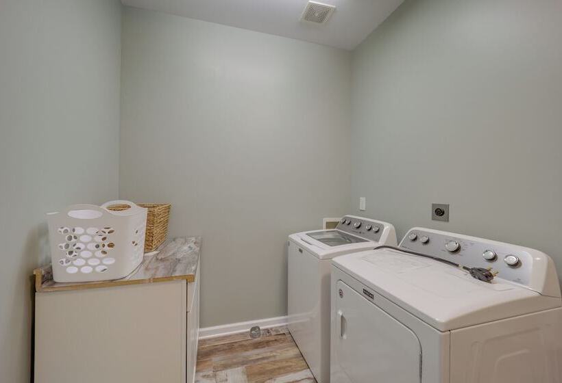 Classy Home W/ Hot Tub + Mt. Jefferson Views!