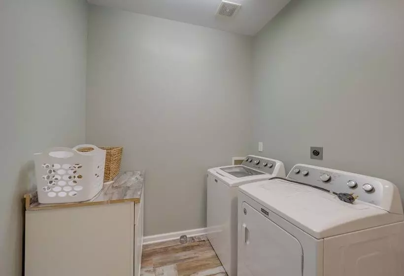 Classy Home W/ Hot Tub + Mt. Jefferson Views!