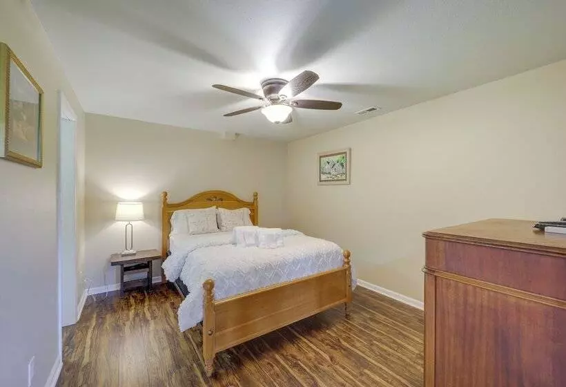 Classy Home W/ Hot Tub + Mt. Jefferson Views!