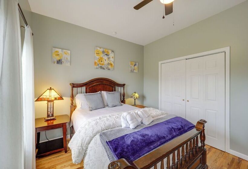 Classy Home W/ Hot Tub + Mt. Jefferson Views!