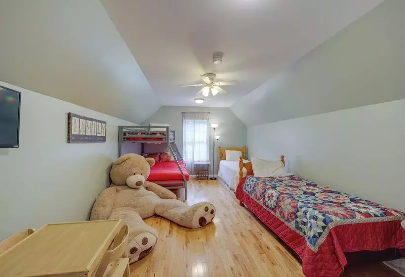 Classy Home W/ Hot Tub + Mt. Jefferson Views!