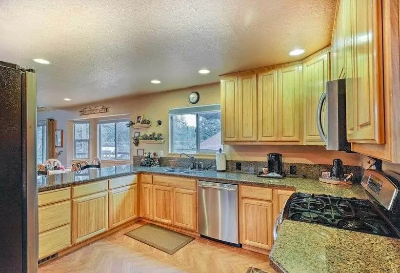 4 Mi To Pine Lake: Hathaway Pines Cabin W/ Deck