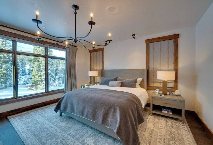 Custom Ski In/out Chalet With Hot Tub & Wet Bars!