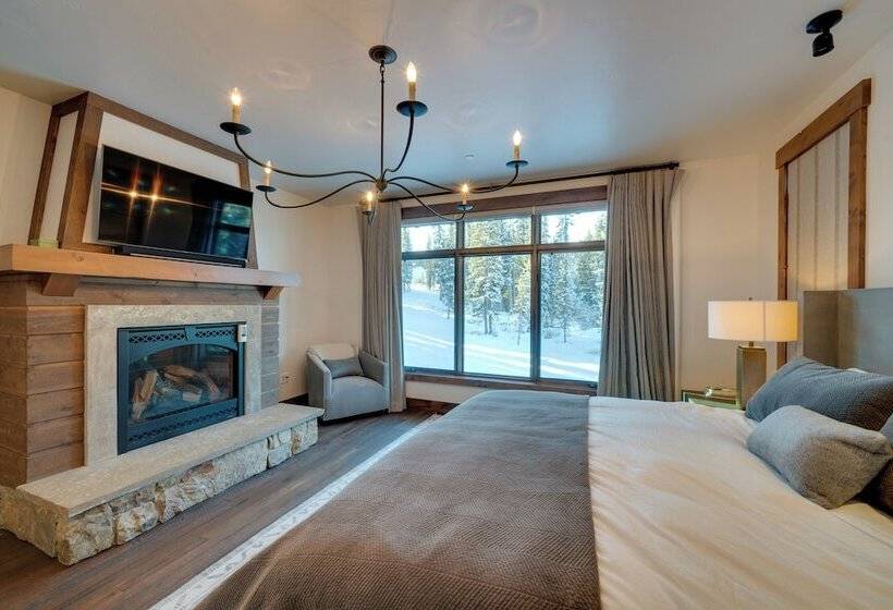 Custom Ski In/out Chalet With Hot Tub & Wet Bars!
