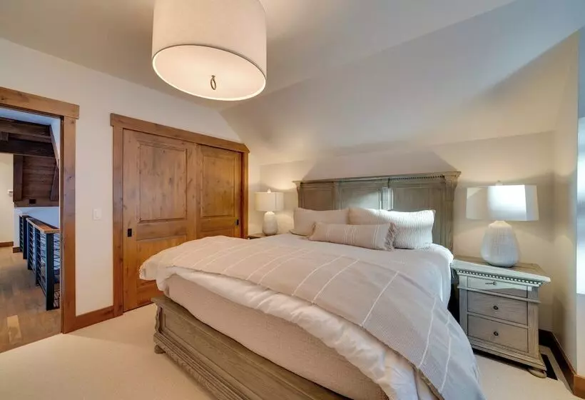 Custom Ski In/out Chalet With Hot Tub & Wet Bars!