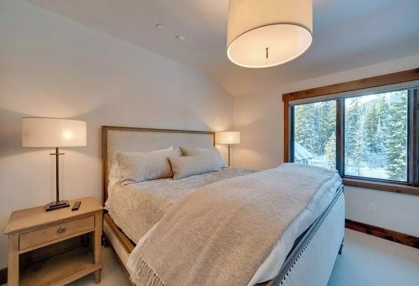 Custom Ski In/out Chalet With Hot Tub & Wet Bars!