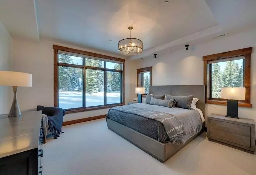 Custom Ski In/out Chalet With Hot Tub & Wet Bars!