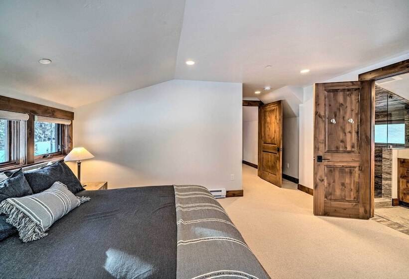 Custom Ski In/out Chalet With Hot Tub & Wet Bars!