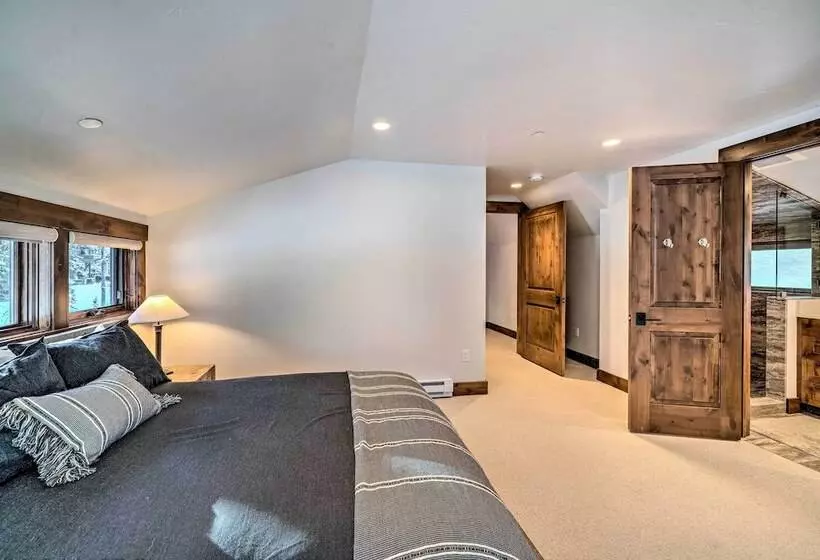 Custom Ski In/out Chalet With Hot Tub & Wet Bars!