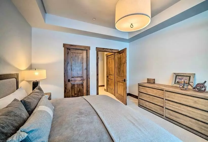 Custom Ski In/out Chalet With Hot Tub & Wet Bars!