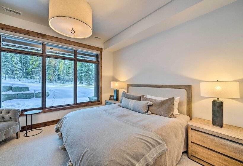 Custom Ski In/out Chalet With Hot Tub & Wet Bars!