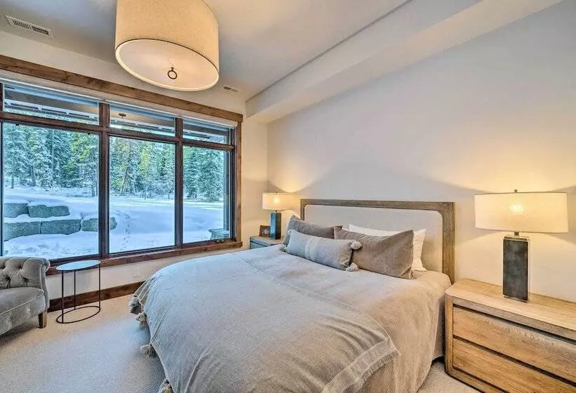 Custom Ski In/out Chalet With Hot Tub & Wet Bars!