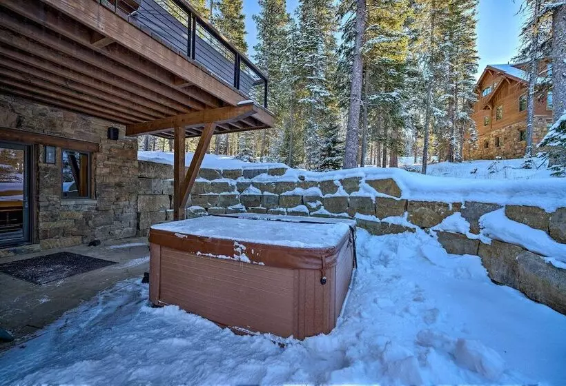 Custom Ski In/out Chalet With Hot Tub & Wet Bars!
