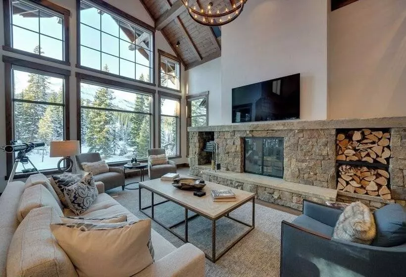 Custom Ski In/out Chalet With Hot Tub & Wet Bars!